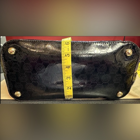 Michael Kors Lg Black Patent Leather Tote With Double Adjustable Beige Handles - Picture 9 of 14